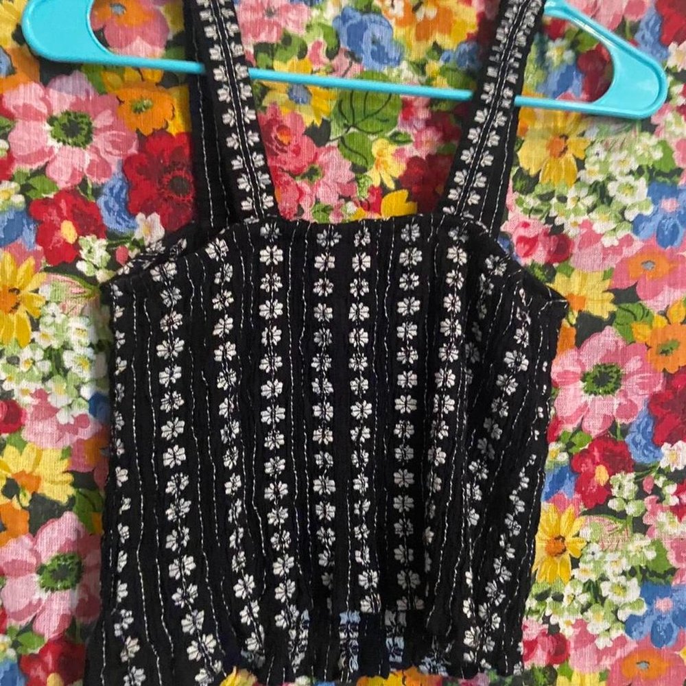 American Eagle Black and White floral print  crop tank top